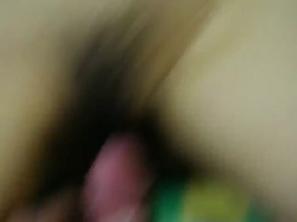  嫩逼女友因插的太深老是用手推我让我慢点 