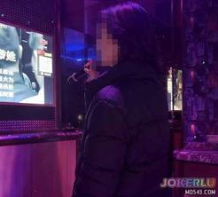  老爸和骚货后妈走后我和老妹在KTV边唱边干