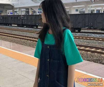  让18岁的小妹妹穿上半腿袜一起多人5P